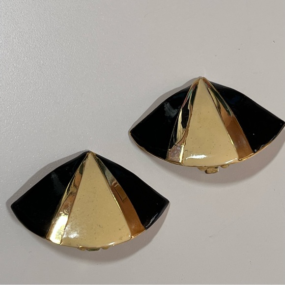 Vintage 80 90 Deco Black Cream Enamel Gold Fan Clip Earrings Retro - Picture 8 of 13